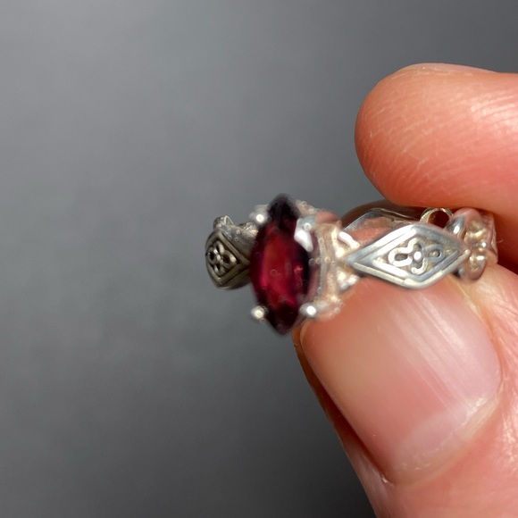 Vintage Avon garnet sterling silver ring - Picture 2 of 8